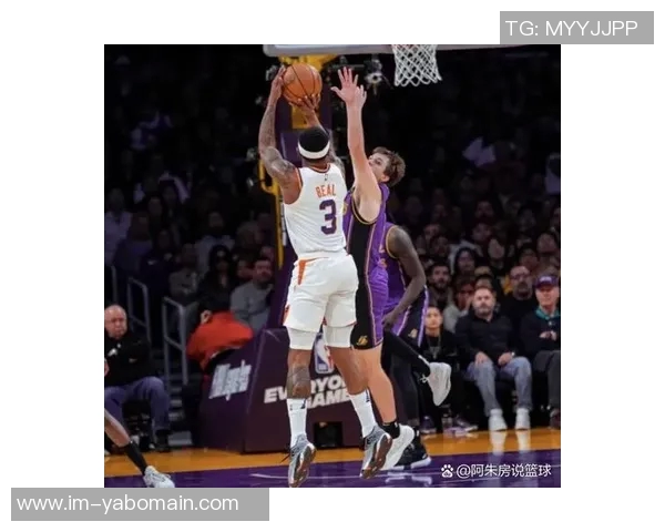 布克全能表现助力球队胜利14投7中贡献21分11助攻正负值高达21